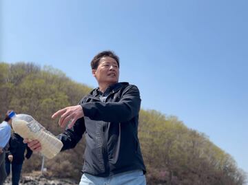 El hombre que desde Corea del Sur lanza botellas con arroz al mar para salvar vidas en Norcorea