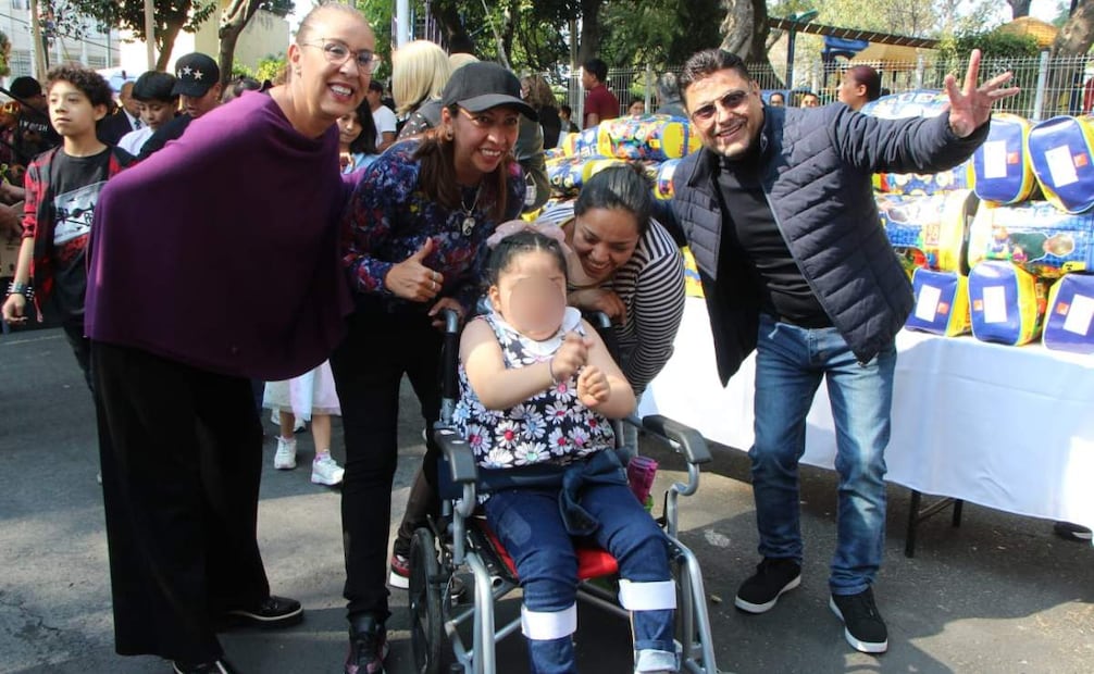 Alcaldesa de Venustiano Carranza entrega juguetes a niñas y niños; hacen tradicional reparto de roscas de Reyes.
Foto: Especial.