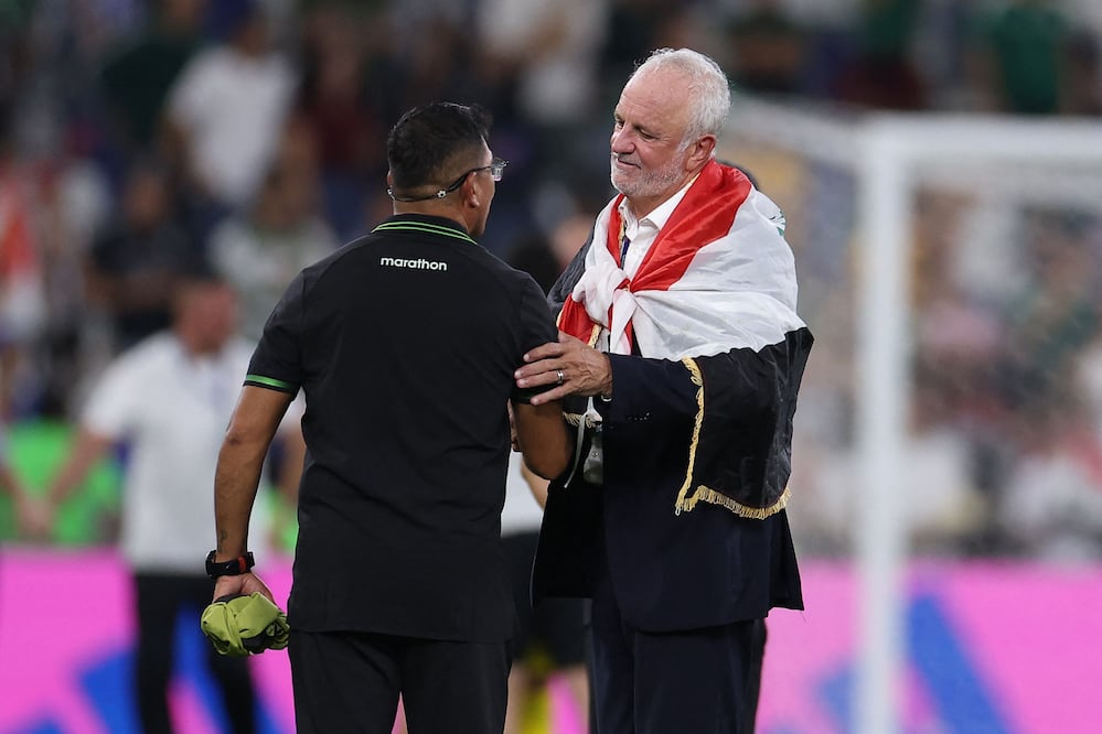 Graham Arnold, entrenador de Iraq, durante el repechaje contra Bolivia para el Mundial de 2026 - Foto: AFP