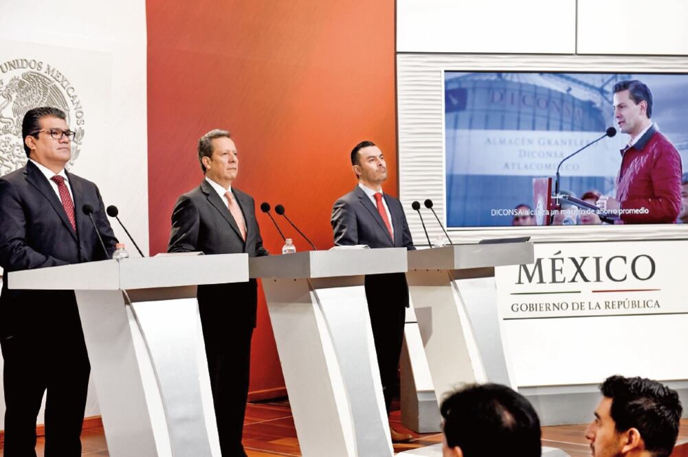 Antonio Amaro, subsecretario de Sedesol; el vocero Eduardo Sánchez y Orlando Olguín, director de Diconsa, ayer en conferencia (PRESIDENCIA)