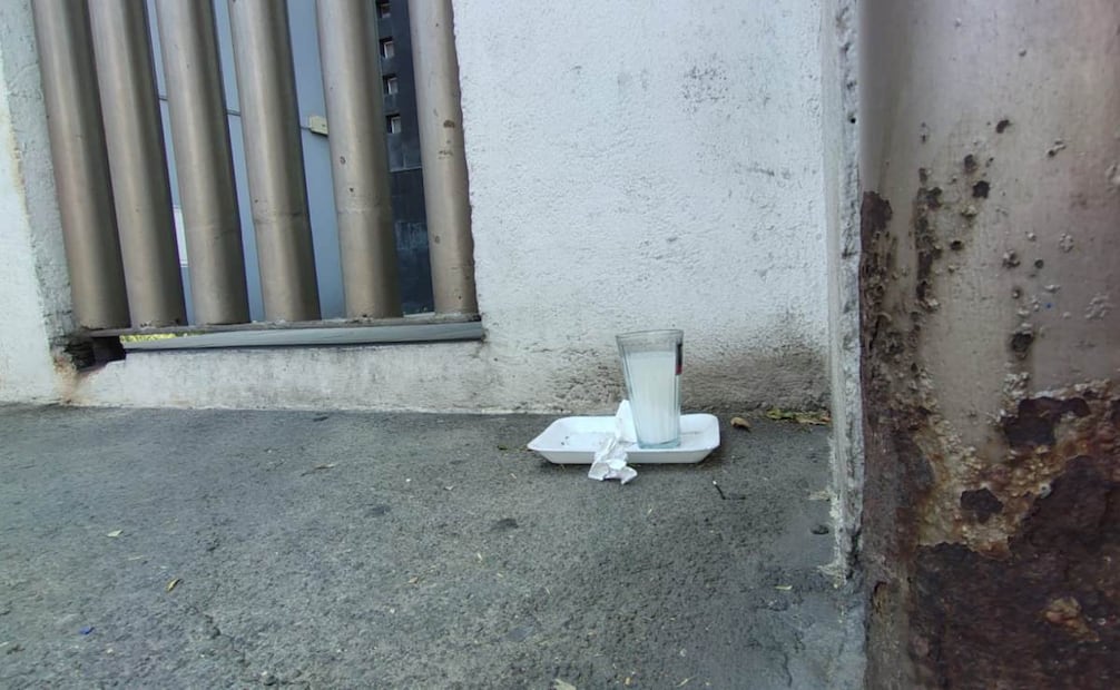 En el edificio ubicado en Avenida Revolución 829, en la colonia Nonoalco, alcaldía Benito Juárez, aún permanece una veladora.
Foto: Arantxa Meave