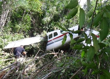 Rescatan a ingleses de avioneta que se desplomó en Q.Roo