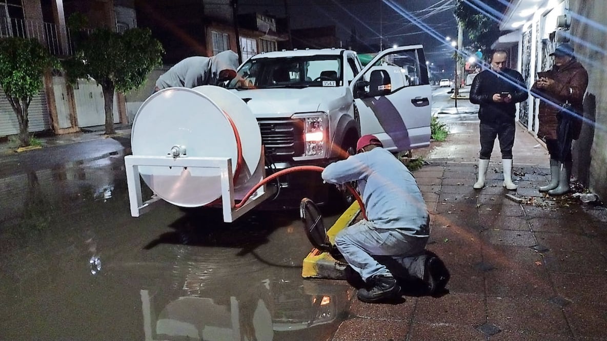 Tras la lluvia de la tarde-noche del martes en Ecatepec, brigadistas destaparon las alcantarillas. Foto: Especial