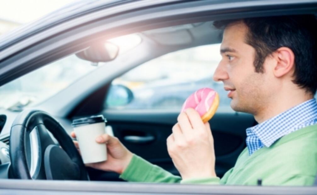 Razones por las cuales no debes comer en el coche