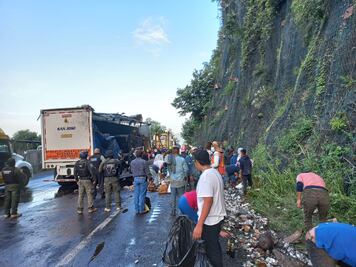 Saquean cervezas de tráiler volcado en Veracruz