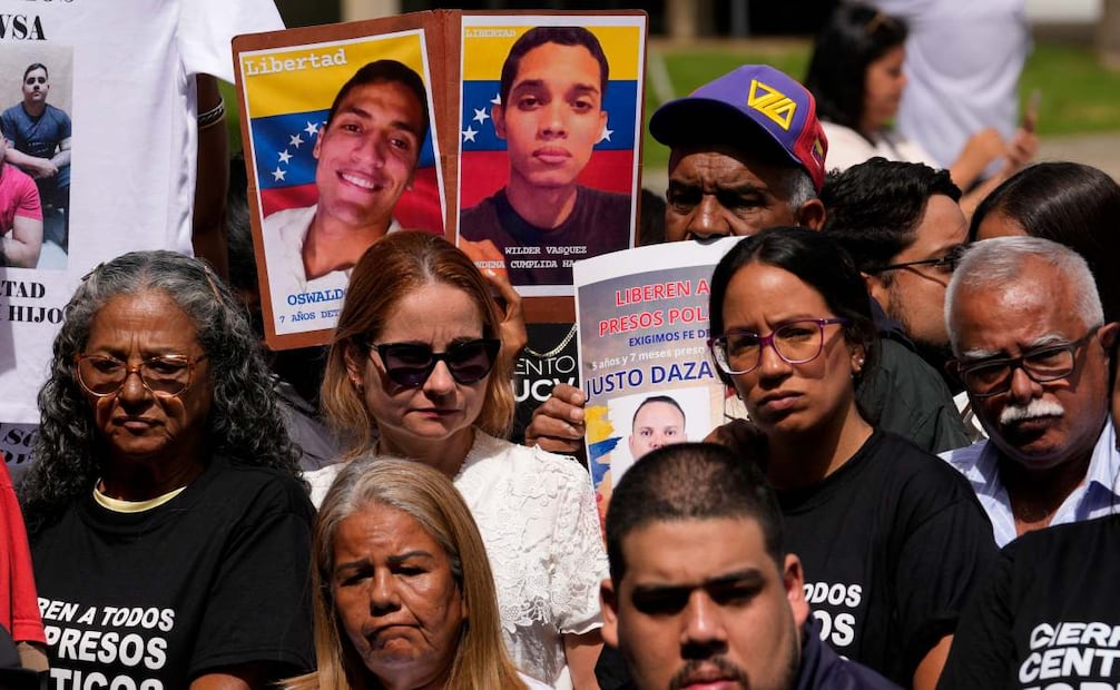 Familiares de presos políticos se reúnen en la Universidad Central de Venezuela, en Caracas, para pedir su liberación. (13/01/26) Foto: AP