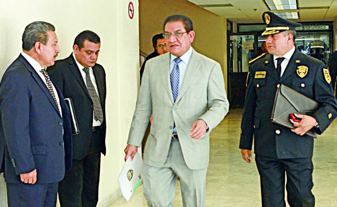 La renuncia de Damián Canales Mena (de traje gris) a la CSC fue confirmada la noche del miércoles por fuentes del  gobierno central de la entidad (Foto: ARCHIVO. EL UNIVERSAL)