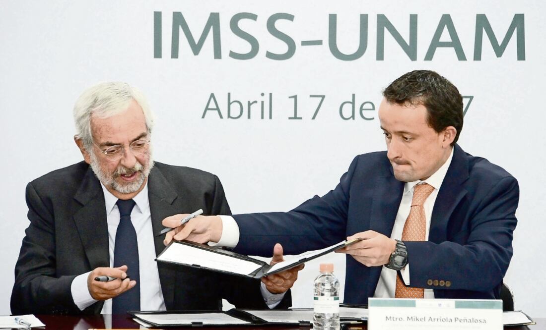El rector de la UNAM, Enrique Graue, y el director general del IMSS, Mikel Arriola, firman la cesión. (UNAM)
