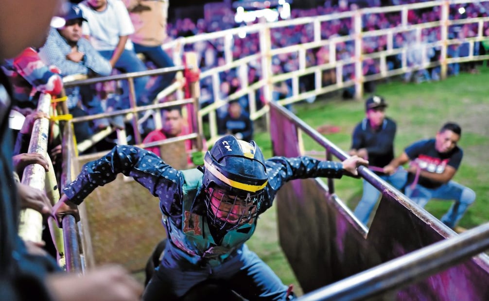 En el jaripeo no hay reglas definidas, por lo tanto niños y adolescentes arriesgan su vida por dinero. FOTO: SALVADOR CISNEROS SILVA/EL UNIVERSAL