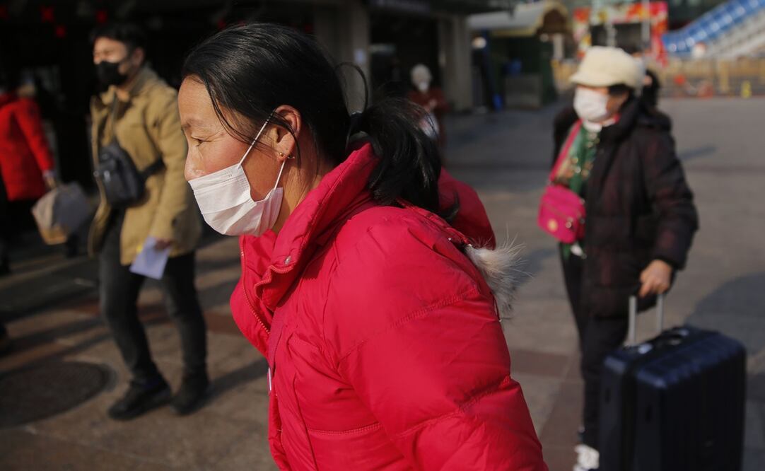 La población en Pekín se protege ante alerta por coronavirus. Foto: EFE