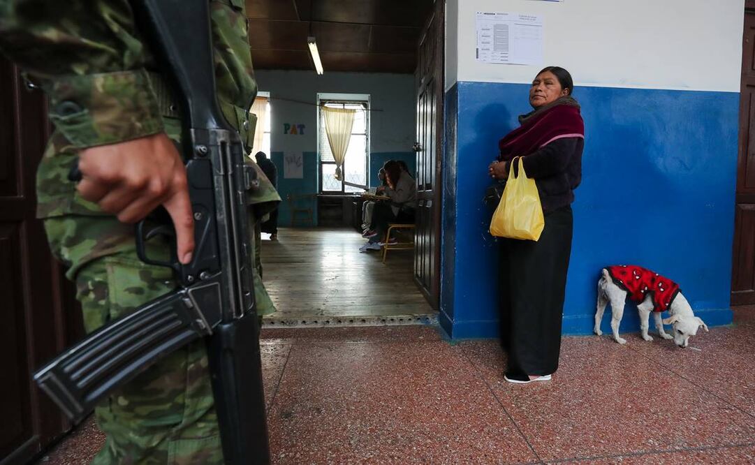 El referéndum, convocado por el presidente Daniel Noboa, consiste en once preguntas a responder por la ciudadanía sobre la lucha contra el crimen organizado, la atracción de inversiones mediante el reconocimiento de arbitrajes internacionales y el incentivo a la creación de empleo con contratos temporales y por horas. Foto: EFE