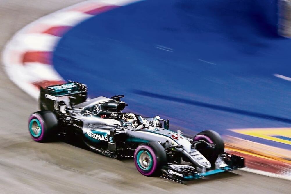 El británico Lewis Hamilton deberá apretar el paso para coronarse en la máxima categoría del automovilismo; la próxima parada es en Singapur (DIEGO AZUBEL. EFE)