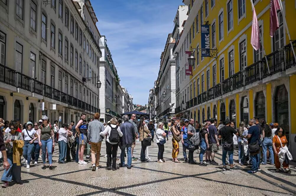 Personas hacen fila para utilizar un cajero automático en el centro de Lisboa el 28 de abril de 2025, durante un apagón masivo que afecta a toda la península ibérica y al sur de Francia. Foto:
PATRICIA DE MELO MOREIRA. AFP