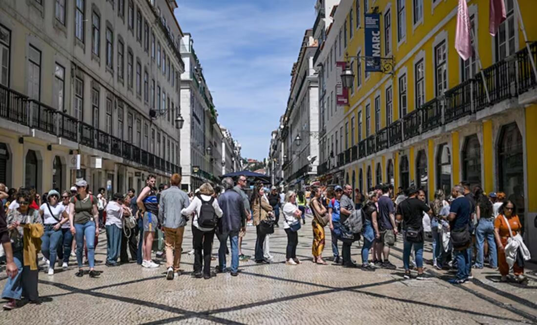 Personas hacen fila para utilizar un cajero automático en el centro de Lisboa el 28 de abril de 2025, durante un apagón masivo que afecta a toda la península ibérica y al sur de Francia. Foto: 
PATRICIA DE MELO MOREIRA. AFP