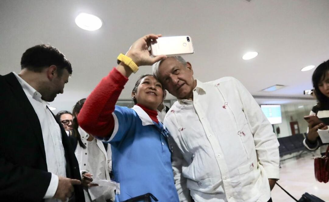 El presidente Andrés Manuel López Obrador a su llegada al aeropuerto de Tampico para abordar al vuelo de regreso a la CDMX. Foto: Germán Espinosa / EL UNIVERSAL