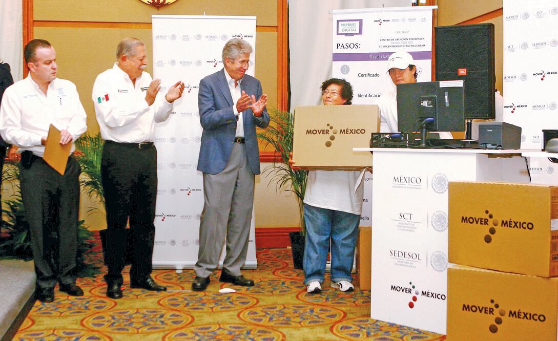 La SCT, encabezada por Gerardo Ruiz Esparza, informó que los recursos para adquirir estas televisiones serán de los ejercicios presupuestales 2015 y 2016 (ARCHIVO EL UNIVERSAL)