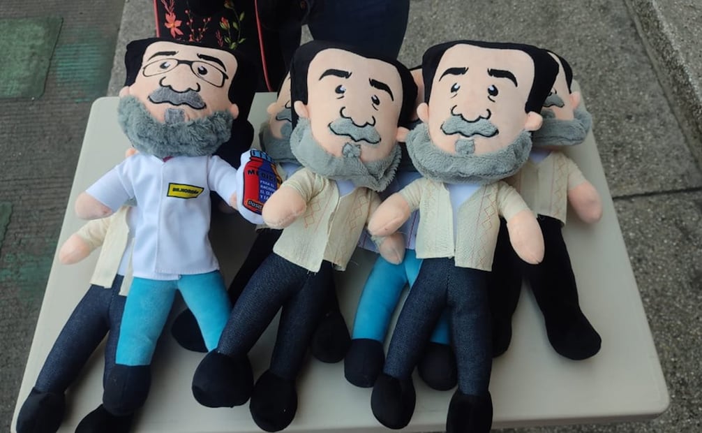 Modelos de peluches "Noroñitas" afuera del registro de Morena. Foto: Otilia Carvajal/EL UNIVERSAL