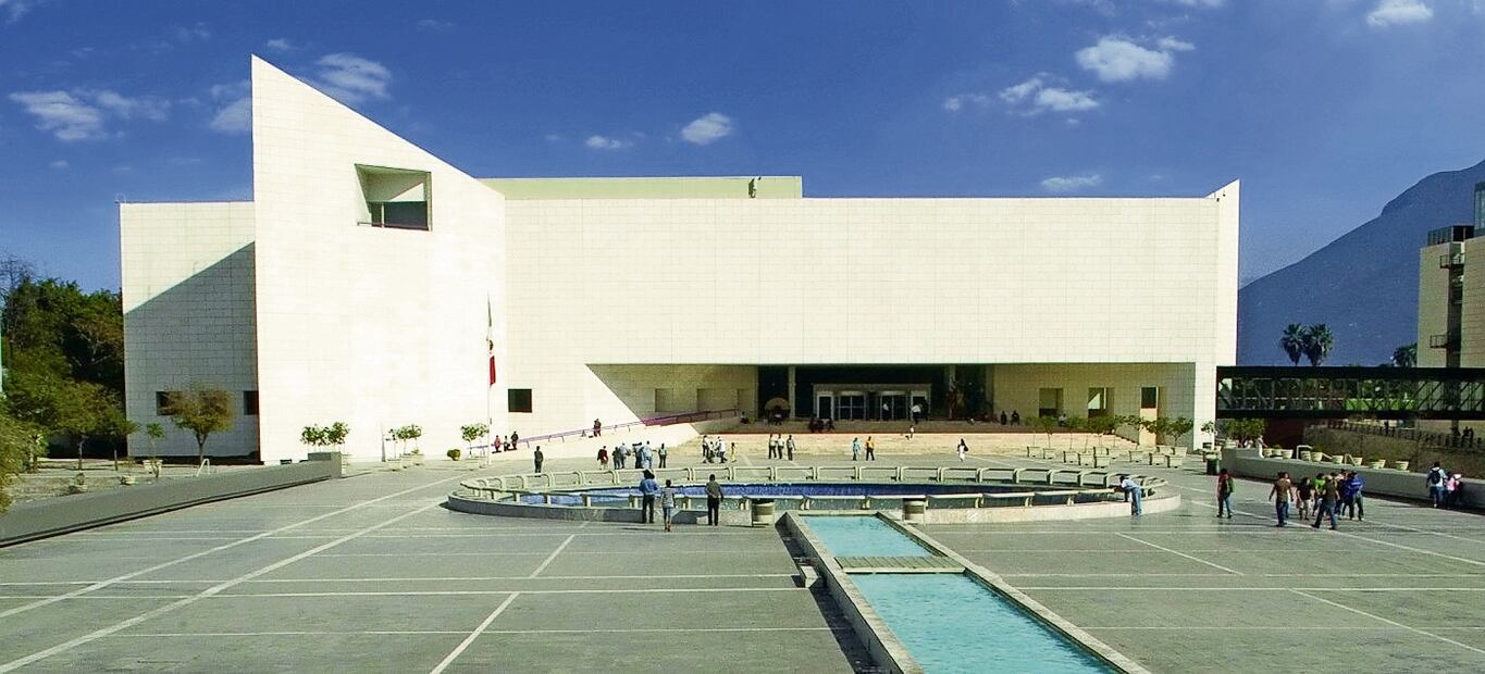 El Museo del Desierto expone en Coahuila hallazgos paleontológicos y la historia natural de la región. Abajo, Museo de Historia Mexicana del complejo cultural 3 Museos, en Monterrey.