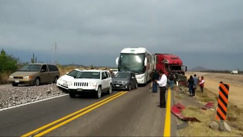Carambola de 5 automóviles en carretera internacional de Sonora; no hay lesionados