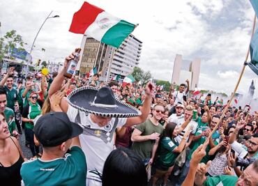Festejan el triunfo del Tri en plazas públicas de los estados