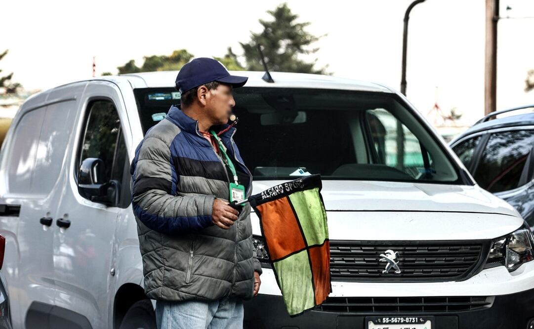 Los franeleros ya no podrán cobrar espacios en la vía publica para "cuidar" un auto. Foto: Gabriel Pano / EL UNIVERSAL