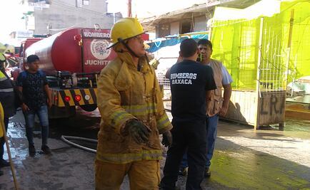 Bomberos sofocan incendio en mercado de Juchitán 