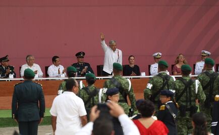 Entre desmayos y protestas, AMLO conmemora Día de la Bandera en Chetumal