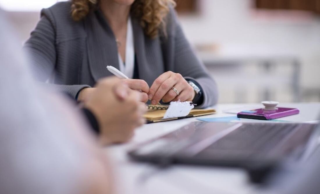 En un mundo dominado por la tecnología, la elección de una carrera universitaria se ha convertido en una decisión estratégica. Fuente: Freepik.