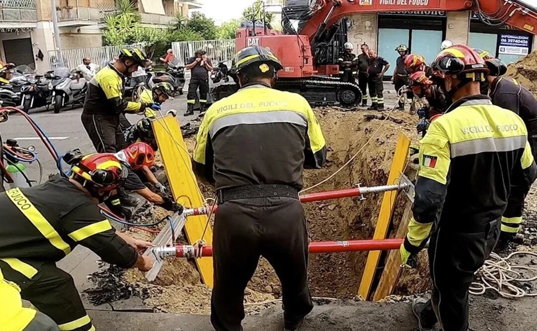 Un miembro de “La banda del pozo” quedó atrapado cuando se derrumbó una parte del asfalto. Foto: Italian Firefighters