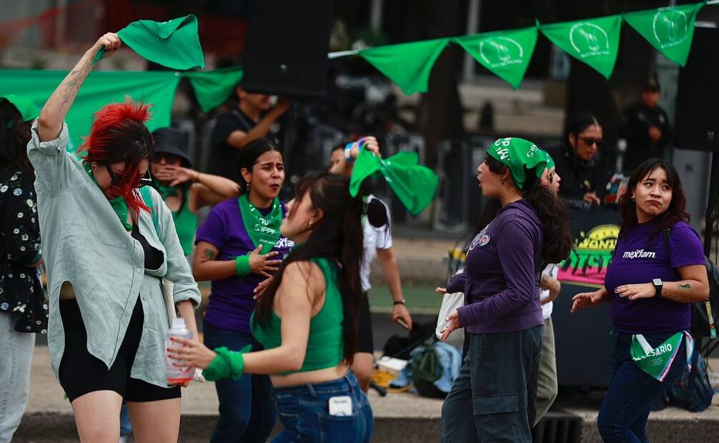 Con música y pañuelos, mujeres marchan en CDMX por aborto legal, seguro y gratuito este domingo 28 de septiembre de 2025. Foto: Berenice Fregoso/ EL UNIVERSAL
