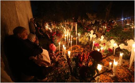 Día de Muertos: Regresa la "velación" a panteones de Toluca; disfrutan con música y guisados típicos