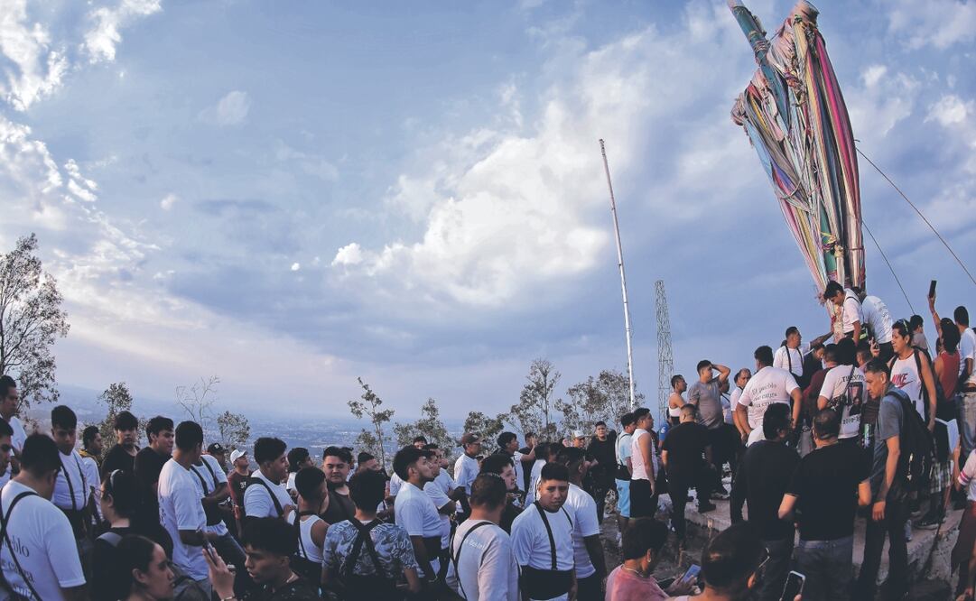 La cruz que se venera en Xochitepec es adornada con cintas de colores llamadas cendeles, y representan peticiones de los fieles. Fotos: de Fernanda Rojas. El Universal