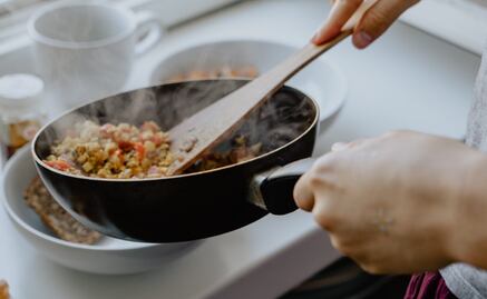 Por qué debes ponerle sal al sartén antes de freír los alimentos
