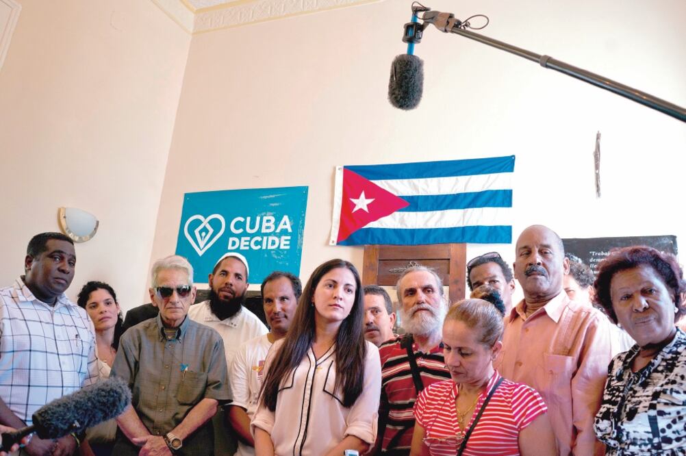 Rosa María Payá, hija del fallecido disidente cubano Oswaldo Payá (centro), ofreció ayer una conferencia de prensa en La Habana (RAMÓN ESPINOSA. AP)