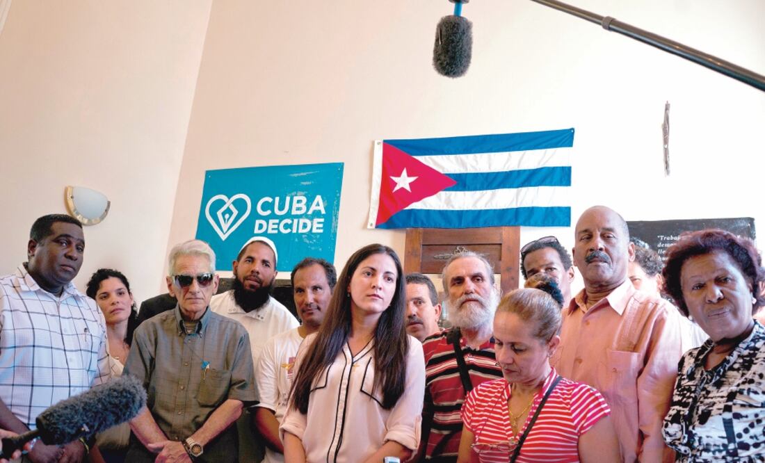 Rosa María Payá, hija del fallecido disidente cubano Oswaldo Payá (centro), ofreció ayer una conferencia de prensa en La Habana (RAMÓN ESPINOSA. AP)