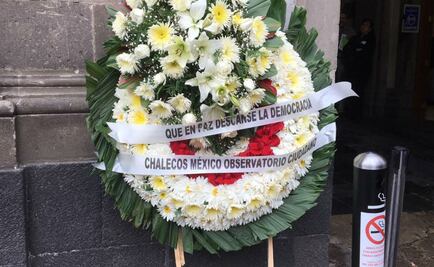 Dejan corona fúnebre en Palacio Nacional; “que en paz descanse la democracia”, dice