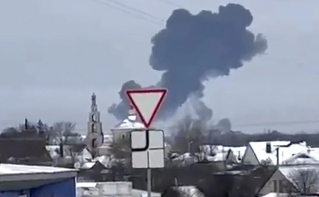 El choque de un avión en una zona residencial cerca de Yablonovo, laregión de Belgorod, el miércoles 23 de junio de 2024. Foto: AP