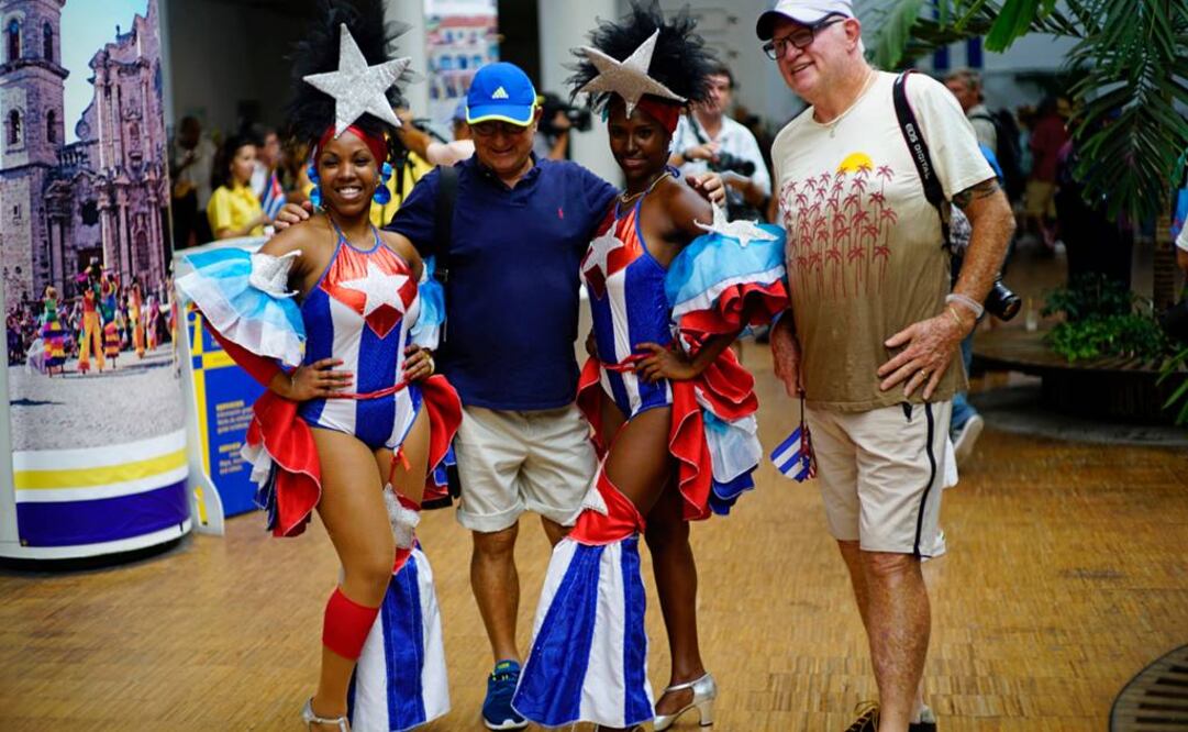 Dos bailarinas cubanas que lucen atuendos con los colores de la bandera de la isla reciben a pasajeros del Adonia, el primer crucero estadounidense que ancla en Cuba en más de 40 años. (FOTO: AP)