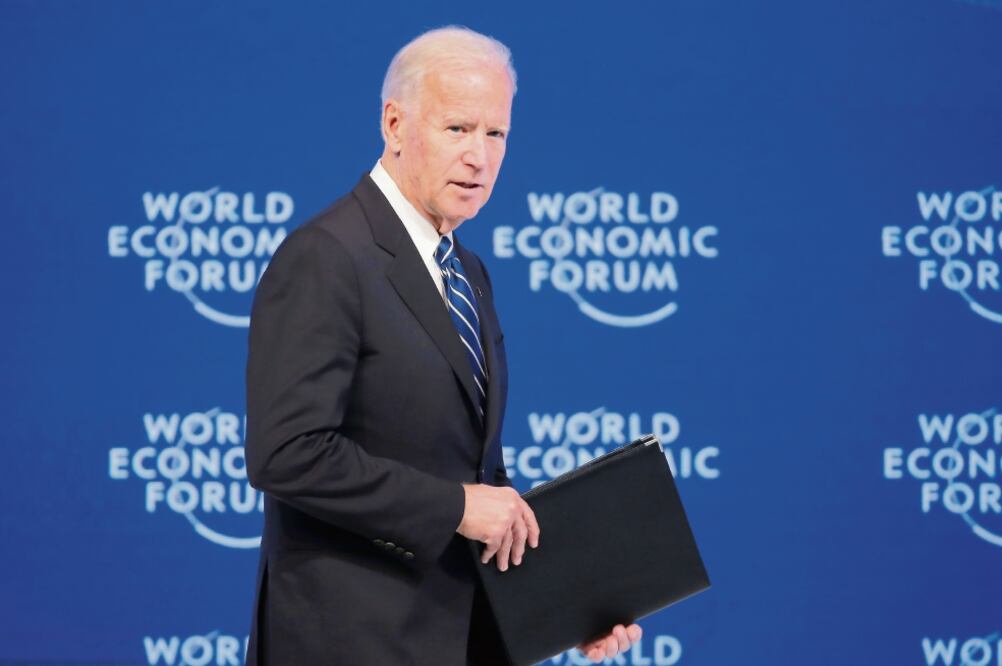El vicepresidente estadounidense Joe Biden abandona el escenario tras su discurso en el segundo día del foro de Davos, en Suiza, ayer (MICHEL EULER. AP)