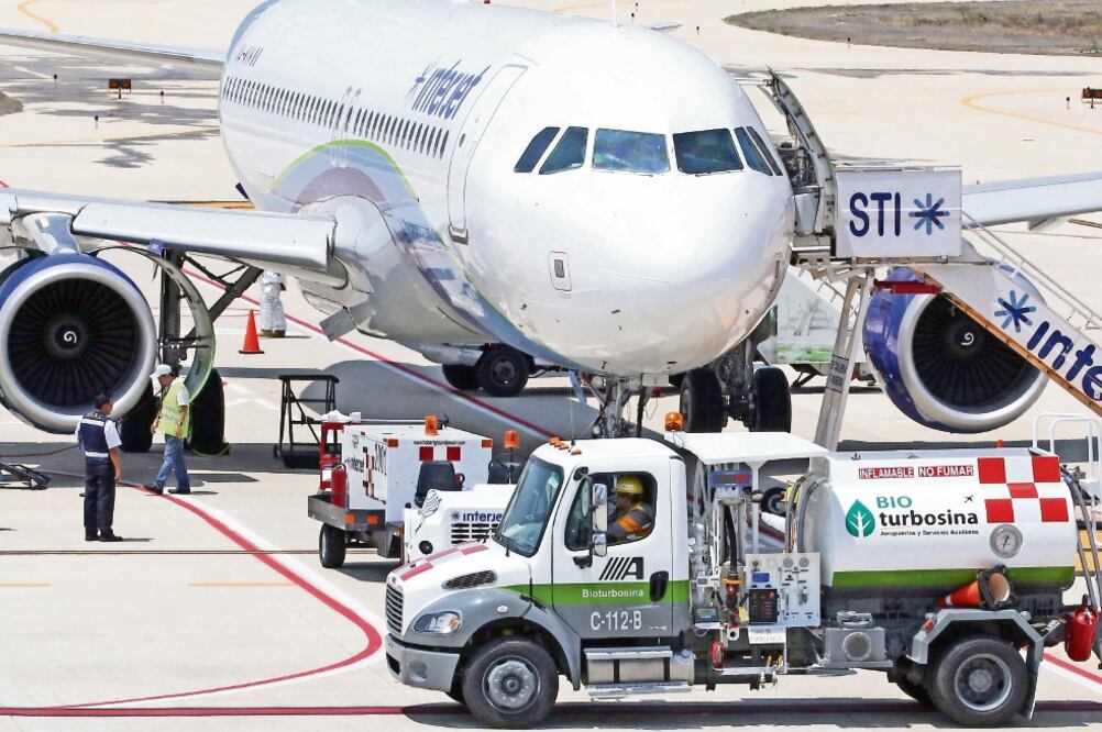 Interjet informó que cuenta con 22 modelos Superjet 100, los cuales fueron revisados y 11 están en tierra de forma preventiva (ARCHIVO EL UNIVERSAL)