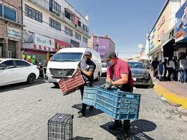 Quitan objetos usados para  apartar lugares en Tlalnepantla