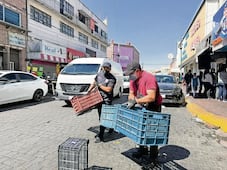 Quitan objetos usados para apartar lugares en Tlalnepantla