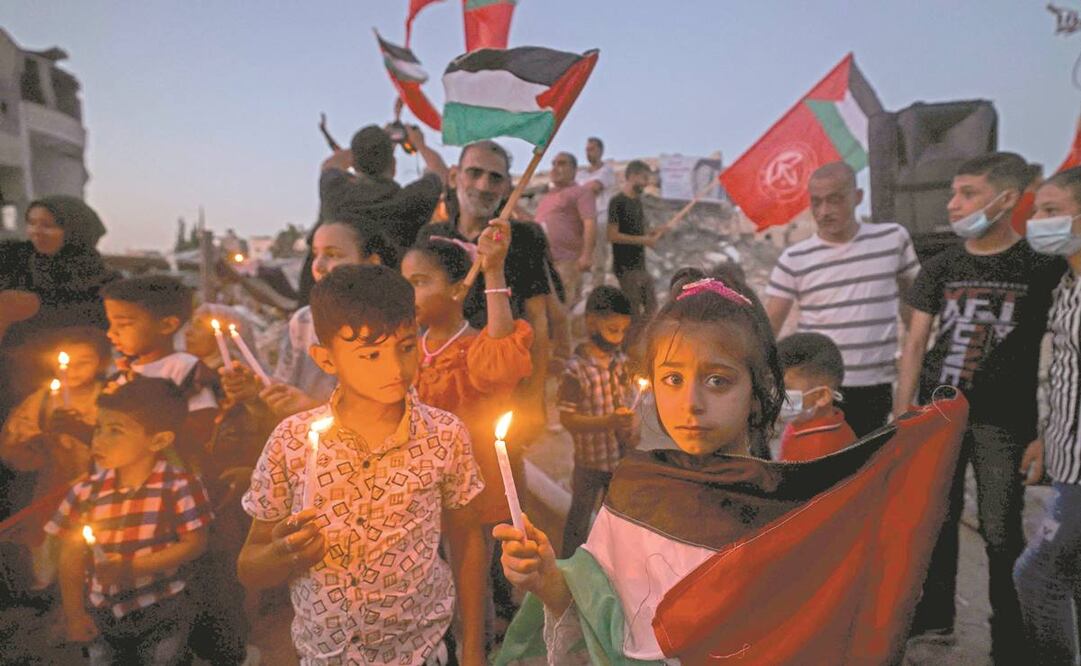 Niños palestinos visitan las ruinas de un edificio destruido en los ataques aéreos israelíes, en Beit Lahia, en el norte de la Franja de Gaza. Foto: Mahmud Hams/ AFP.