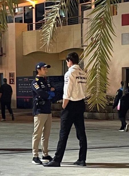 Checo Pérez fue captado platicando con Toto Wolff - Foto: Cristóbal Rosaleny