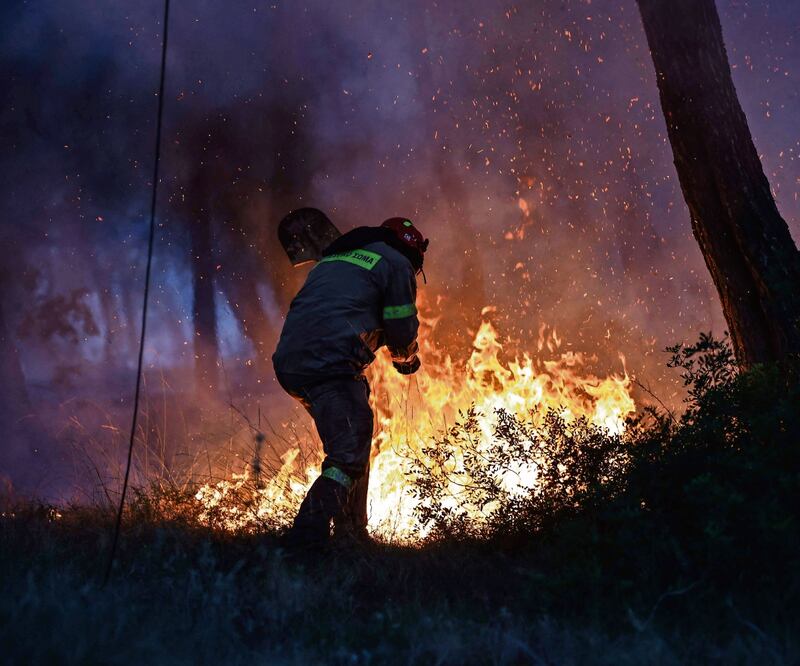 Un bombero lucha contra los incendios en Megara. Treinta personas fueron atendidas por quemaduras y problemas respiratorios, informaron los servicios de emergencia. Foto: Aris Oikonomou/AFP