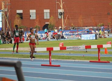 Conmovedor Oro para México en los 3000 metros femenil