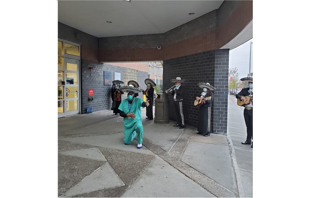 Las serenatas se hacen con el consenso del personal médico y los mariachis llevan cubrebocas como su única protección. Fotos: ESPECIALES