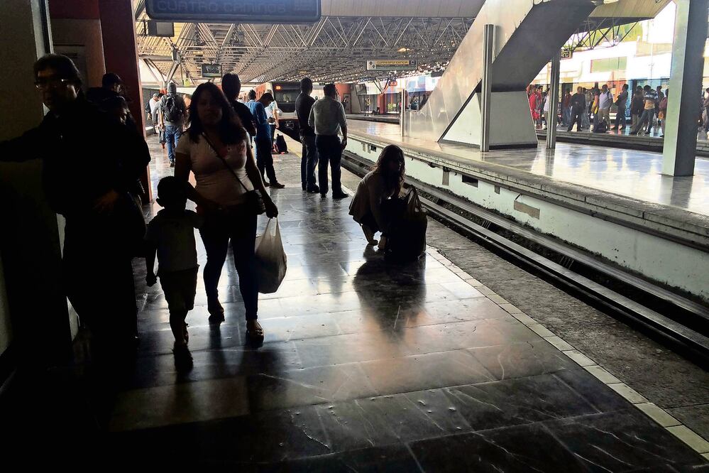 Para enfrentar los suicidios, el Metro implementa Salvemos Vidas. Foto: Archivo/ EL UNIVERSAL