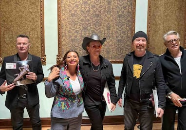 "Ajolotizamos a U2"; Clara Brugada invita al grupo irlandés a presentarse en el Zócalo y les regala ajolotes