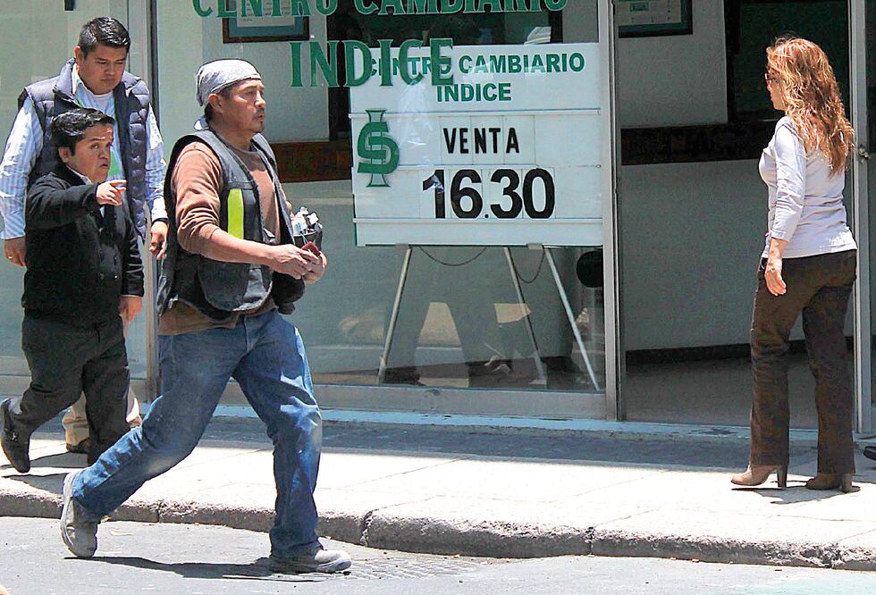 Luego del cierre máximo histórico alcanzado el miércoles, la divisa estadounidense bajó ocho centavos ayer, luego de concluir en 16.62 pesos (ARCHIVO EL UNIVERSAL)